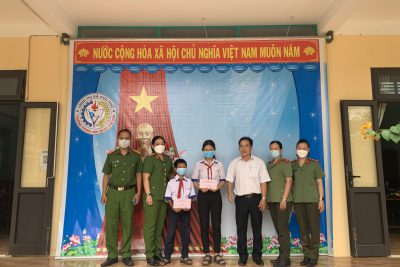 Hội Phụ nữ công an thị xã Đức Phổ đến thăm và tặng quà cho học sinh có hoàn cảnh khó khăn